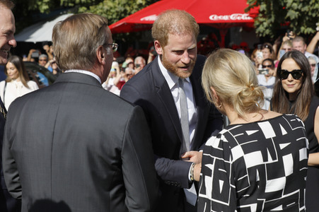 Boris Pistorius und Prinz Harry besuchen das Rathaus in Düsseldorf