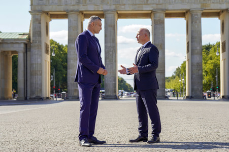 Vitali Klitschko und Kai Wegner am Brandenburger Tor