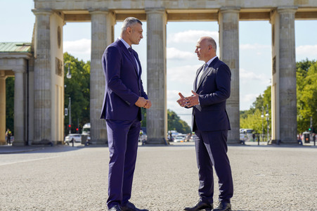Vitali Klitschko und Kai Wegner am Brandenburger Tor