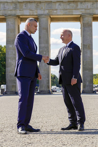Vitali Klitschko und Kai Wegner am Brandenburger Tor