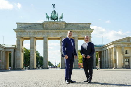 Vitali Klitschko und Kai Wegner am Brandenburger Tor