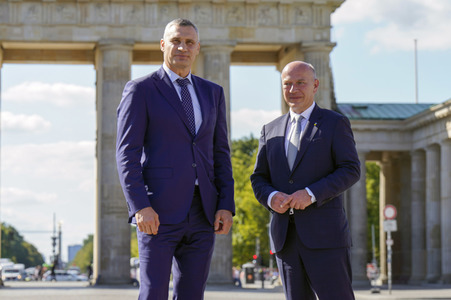 Vitali Klitschko und Kai Wegner am Brandenburger Tor