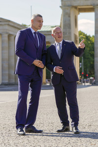 Vitali Klitschko und Kai Wegner am Brandenburger Tor