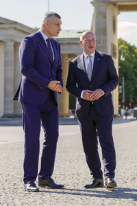 Vitali Klitschko und Kai Wegner am Brandenburger Tor