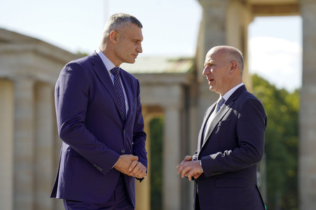 Vitali Klitschko und Kai Wegner am Brandenburger Tor