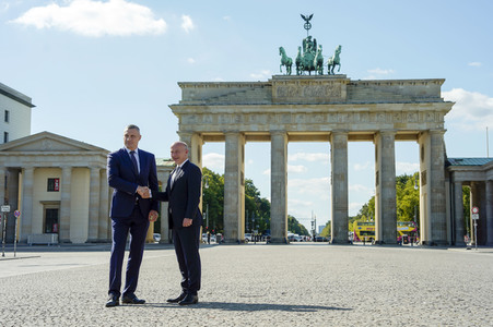 Vitali Klitschko und Kai Wegner am Brandenburger Tor