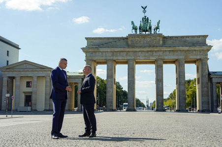 Vitali Klitschko und Kai Wegner am Brandenburger Tor