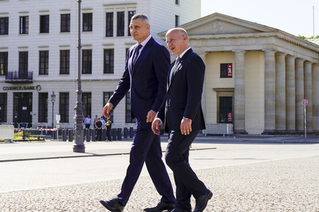 Vitali Klitschko und Kai Wegner am Brandenburger Tor