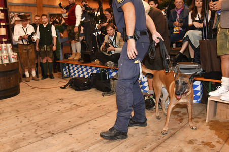 Wiesn Anstich im Schottenhamel Festzelt auf dem Oktoberfest 2023 in München