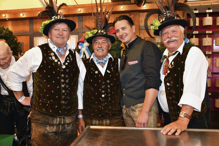 Wiesn Anstich im Schottenhamel Festzelt auf dem Oktoberfest 2023 in München