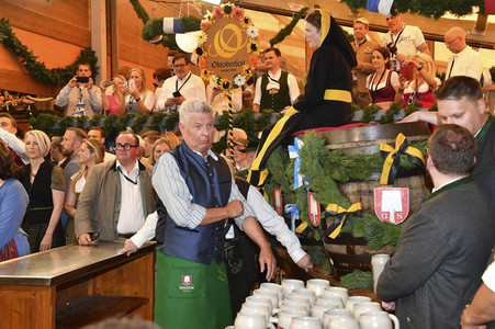 Wiesn Anstich im Schottenhamel Festzelt auf dem Oktoberfest 2023 in München