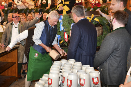 Wiesn Anstich im Schottenhamel Festzelt auf dem Oktoberfest 2023 in München