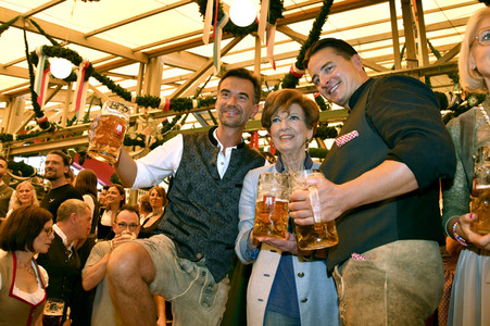 Wiesn Anstich im Schottenhamel Festzelt auf dem Oktoberfest 2023 in München