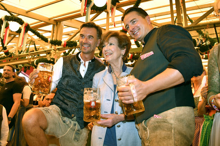 Wiesn Anstich im Schottenhamel Festzelt auf dem Oktoberfest 2023 in München