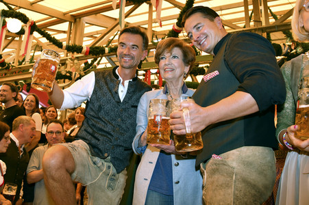 Wiesn Anstich im Schottenhamel Festzelt auf dem Oktoberfest 2023 in München
