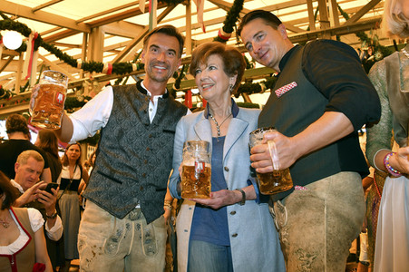 Wiesn Anstich im Schottenhamel Festzelt auf dem Oktoberfest 2023 in München