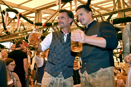 Wiesn Anstich im Schottenhamel Festzelt auf dem Oktoberfest 2023 in München