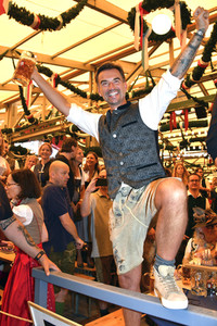 Wiesn Anstich im Schottenhamel Festzelt auf dem Oktoberfest 2023 in München