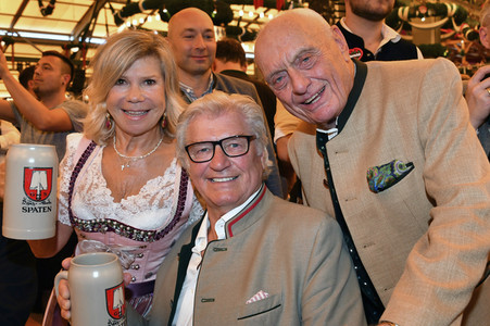 Wiesn Anstich im Schottenhamel Festzelt auf dem Oktoberfest 2023 in München