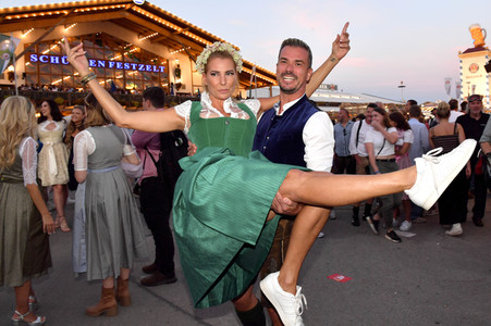 Almauftrieb beim Oktoberfest 2023 in München