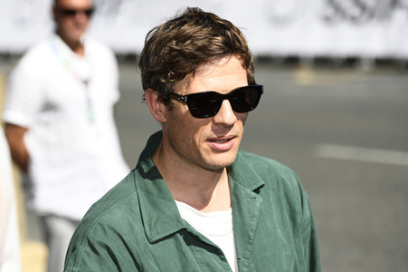 Ankunft von James Norton auf dem San Sebastian International Film Festival 2023