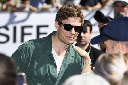 Ankunft von James Norton auf dem San Sebastian International Film Festival 2023
