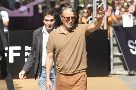 Ankunft von Mads Mikkelsen auf dem San Sebastian International Film Festival 2023