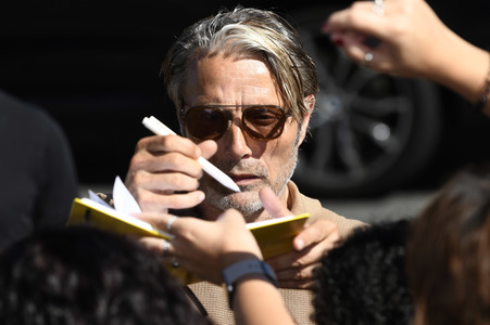 Ankunft von Mads Mikkelsen auf dem San Sebastian International Film Festival 2023