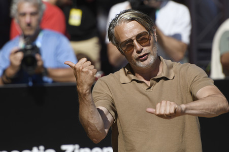 Ankunft von Mads Mikkelsen auf dem San Sebastian International Film Festival 2023