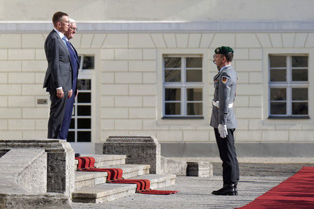 Begrüßung des Präsidenten der Republik Lettland mit militärischen Ehren in Berlin