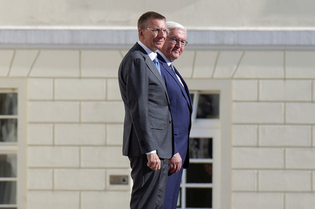 Begrüßung des Präsidenten der Republik Lettland mit militärischen Ehren in Berlin
