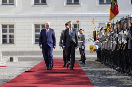 Begrüßung des Präsidenten der Republik Lettland mit militärischen Ehren in Berlin