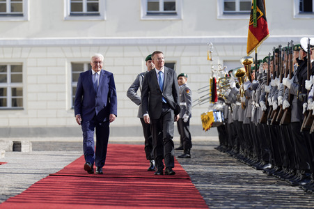 Begrüßung des Präsidenten der Republik Lettland mit militärischen Ehren in Berlin