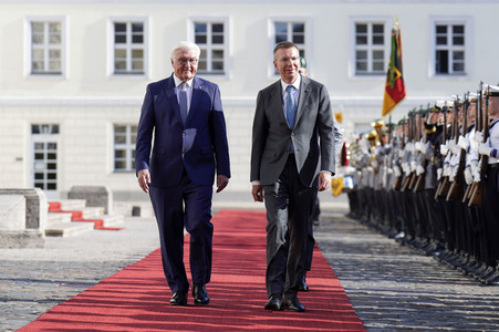 Begrüßung des Präsidenten der Republik Lettland mit militärischen Ehren in Berlin