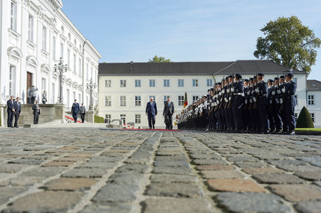 Begrüßung des Präsidenten der Republik Lettland mit militärischen Ehren in Berlin