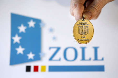 Symbolfoto Zoll-Dienstmarke