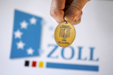 Symbolfoto Zoll-Dienstmarke