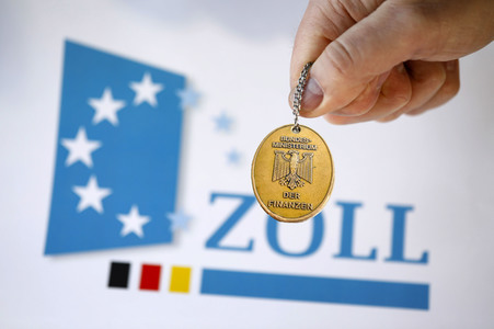 Symbolfoto Zoll-Dienstmarke