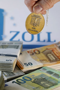 Symbolfoto Zoll-Dienstmarke