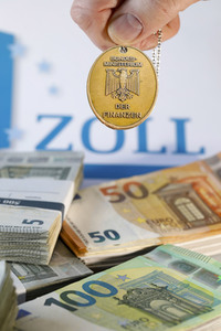 Symbolfoto Zoll-Dienstmarke