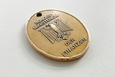 Symbolfoto Zoll-Dienstmarke