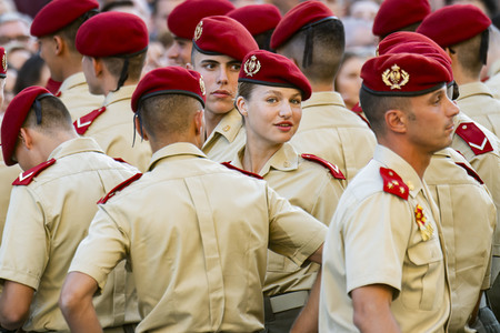Leonor von Spanien bei Kranzniederlegung in Saragossa