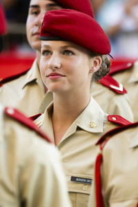 Leonor von Spanien bei Kranzniederlegung in Saragossa
