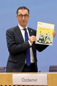 Bundespressekonferenz Vorstellung des Ernährungsreports 2023 in Berlin