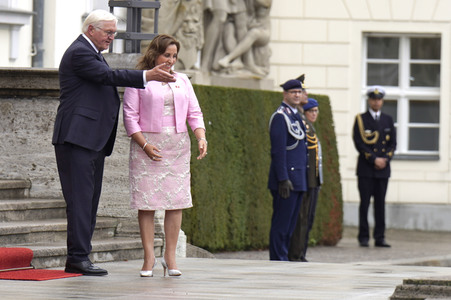 Begrüßung der Präsidentin von Peru mit militärischen Ehren in Berlin