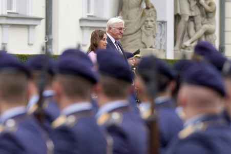 Begrüßung der Präsidentin von Peru mit militärischen Ehren in Berlin