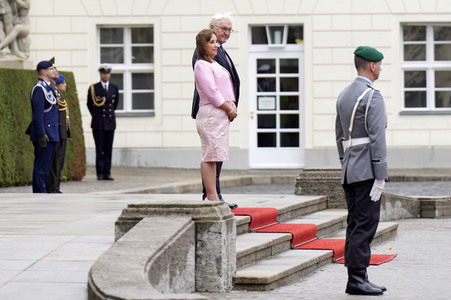 Begrüßung der Präsidentin von Peru mit militärischen Ehren in Berlin