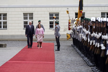 Begrüßung der Präsidentin von Peru mit militärischen Ehren in Berlin