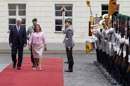 Begrüßung der Präsidentin von Peru mit militärischen Ehren in Berlin