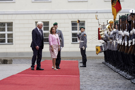 Begrüßung der Präsidentin von Peru mit militärischen Ehren in Berlin